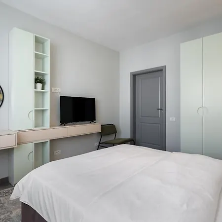 Apartment Breeze Gateway Center